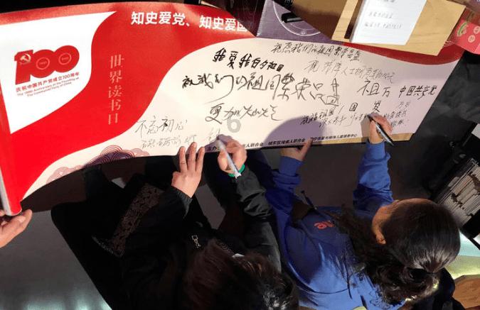 猫粮是为了方便还是为了猫咪的营养均衡？游戏画面